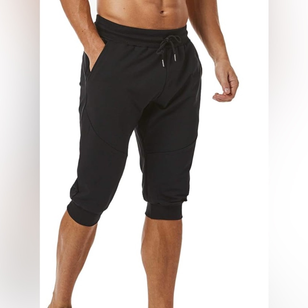 Divided Men Athletic jogger Shorts Slim Fit  little discoloration at the back